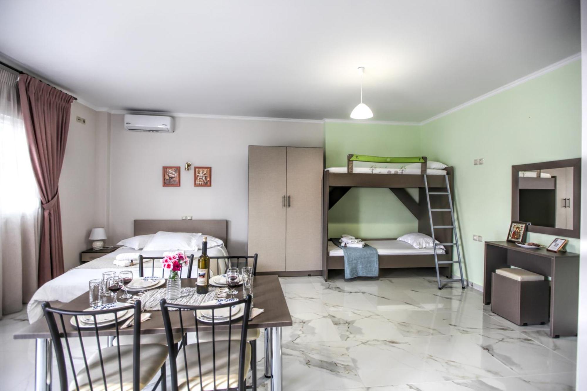 Del Sol #1 Meteora Luxurious Family Suites Каламбака Екстер'єр фото